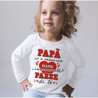 Maglietta San Valentino Papà, io e mamma siamo innamorate pazze di te Maglietta San Valentino Papà, io e mamma siamo innamorate pazze di te